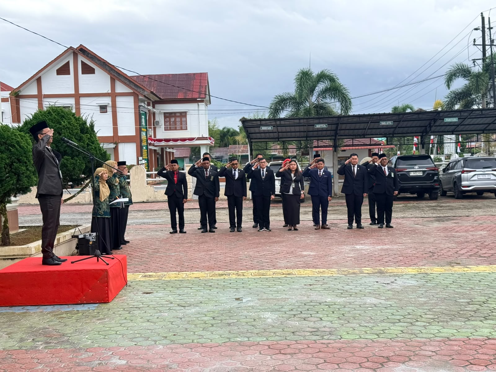 Peringatan HUT Mahkamah Agung RI ke-81: Sinergi Mahkamah Syar’iyah Singkil dan Pengadilan Negeri Singkil dalam Upacara Bersama