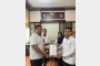 Tingkatkan Kualitas Teknis Yustisial, Ketua MS Singkil Serahkan SK Magang Panitera Pengganti kepada Dua Analis Perkara Peradilan